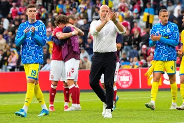 Dánský kouč Brian Riemer a hráči Dánska i Ukrajiny se v Odnese loučí s diváky po předčasně ukončeném zápase, v němž zkolaboval Christian Eriksen