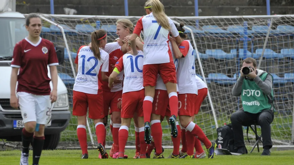 Fotbalistky Slavie se radují z gólu v síti Sparty