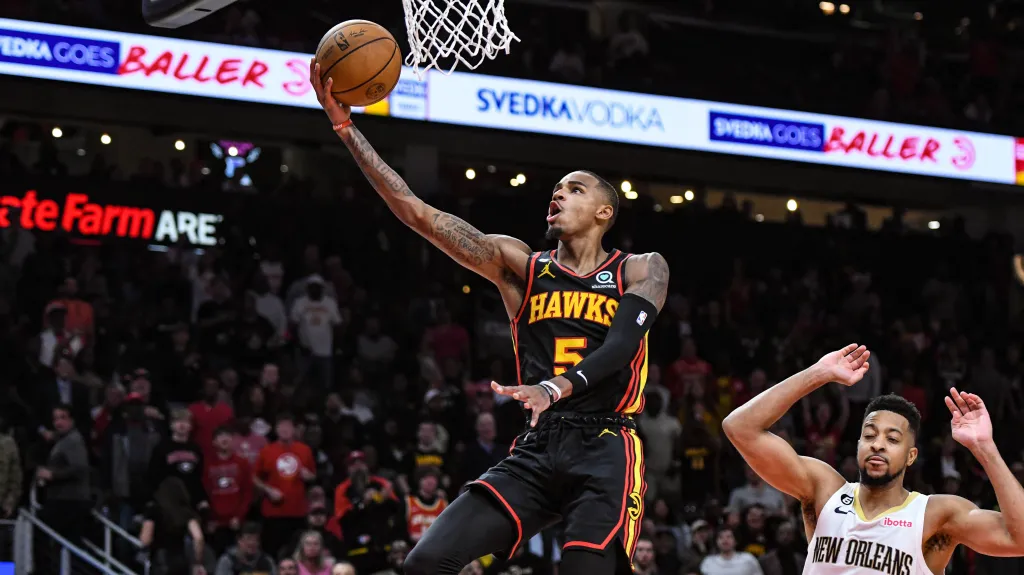 Dejounte Murray z Atlanty v nájezdu do koše