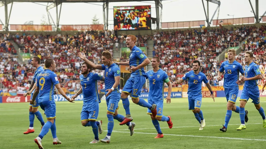 Fotbalisté Ukrajiny se radují z gólu ve finále MS hráčů do 20 let