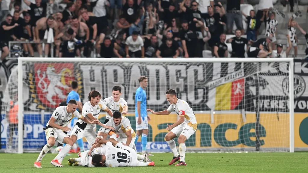Fotbalisté Hradce Králové se radují z gólu