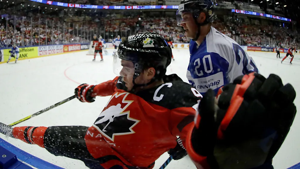 Connor McDavid z Kanady (vlevo) a Sebastian Aho z Finska