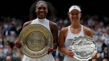 Vítězka Wimbledonu Serena Williamsová a poražená finalistka Angelique Kerberová