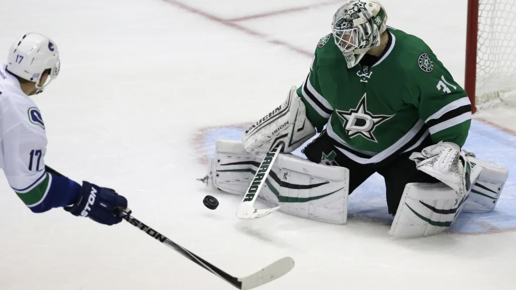 Radim Vrbata překonává Antti Niemiho z Dallasu