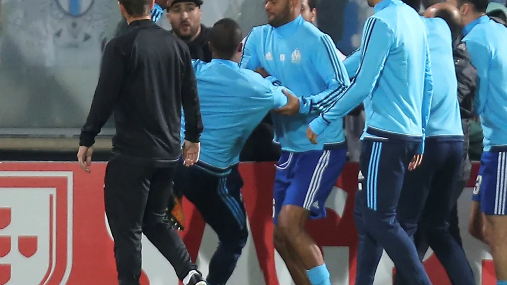 Patrice Evra z Marseille kope jednoho z fanoušků