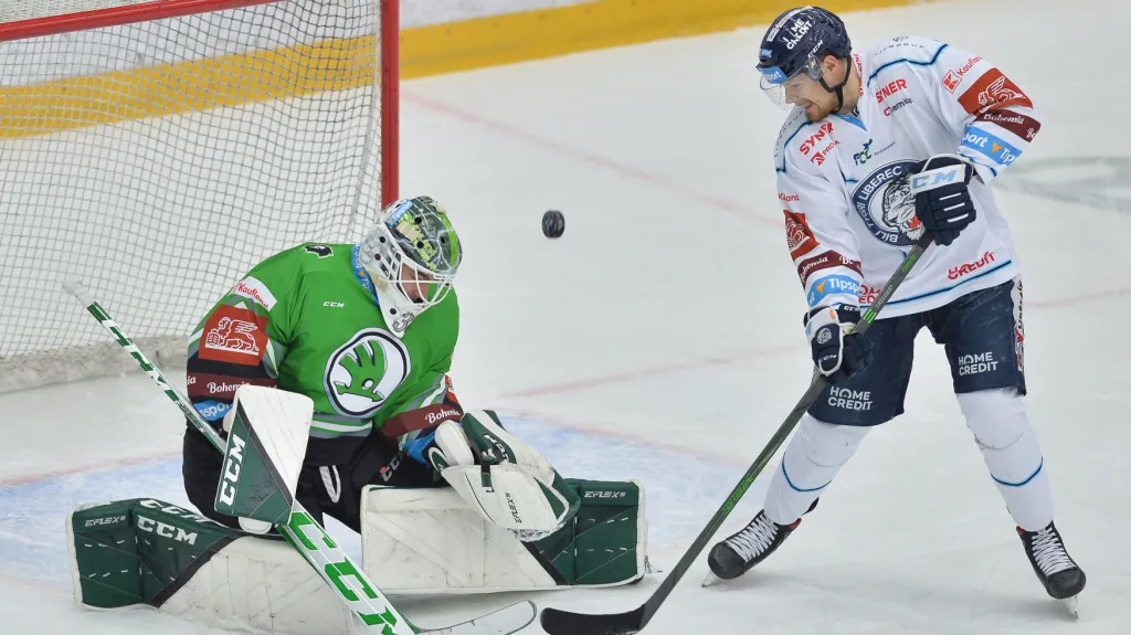 Liberecký Dávid Gríger před Janem Růžičkou