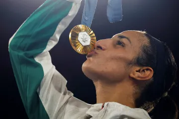 Alžírská boxerka Imán Chalífová se zlatou olympijskou medailí z Paříže