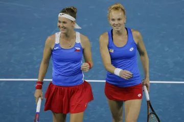 Marie Bouzková a Kateřina Siniaková ve čtvrtfinále BJK