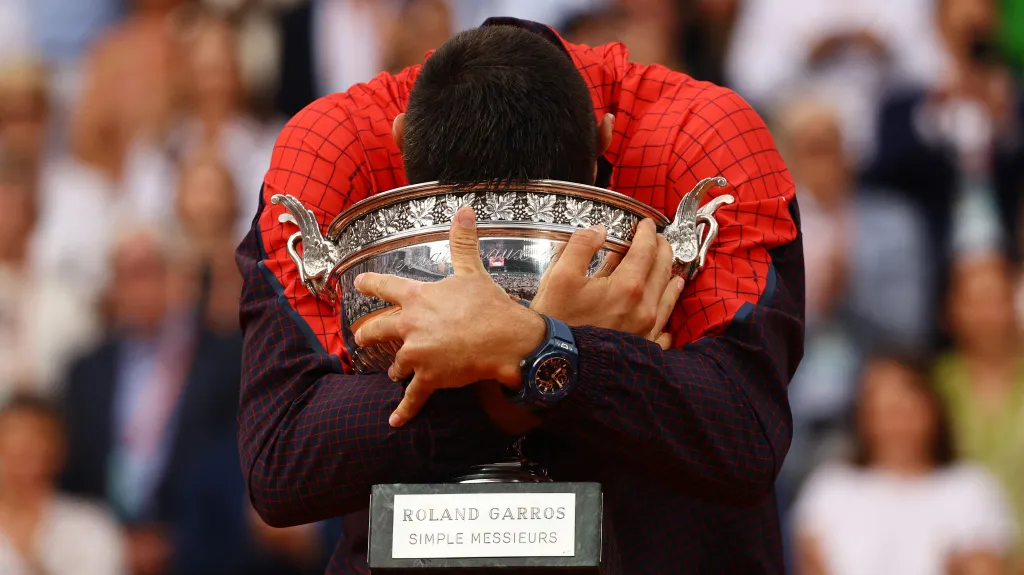 Novak Djokovič potřetí drží pohár Rolanda Garrose