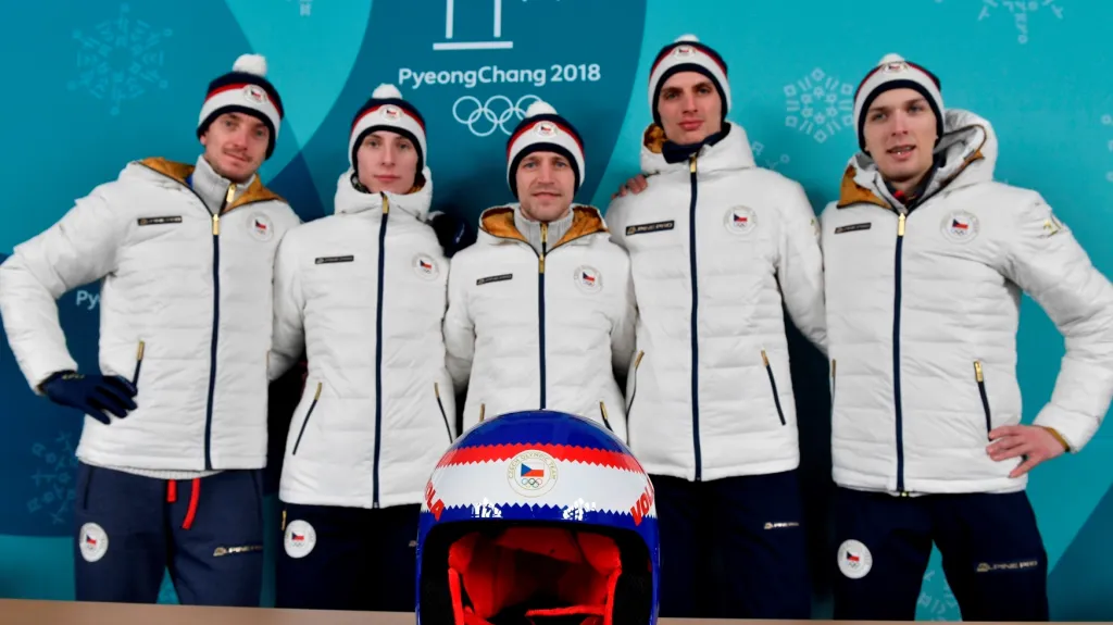 Čeští skokani s olympijskou helmou