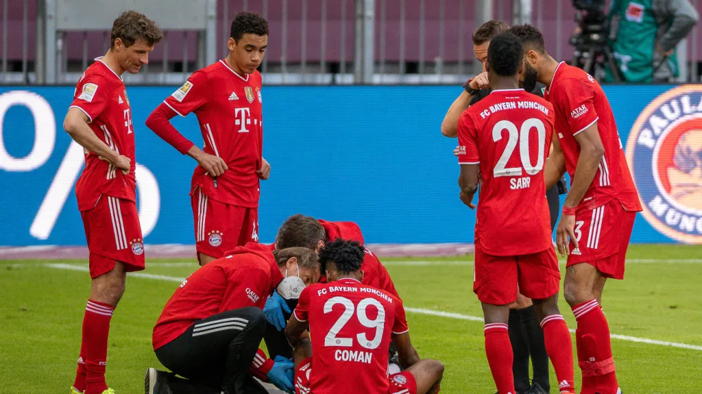 Spoluhráči z Bayernu obhlíží stav zraněného Kingsley Comana 