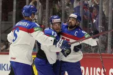 Hokejisté Slovenska se radují po gólu