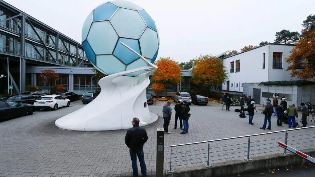 Novináři před sídlem Německého fotbalového svazu