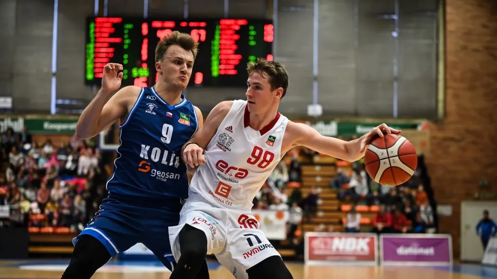 Kolínský Filip Novotný brání nymburského rozehrávače Jakuba Tůmu