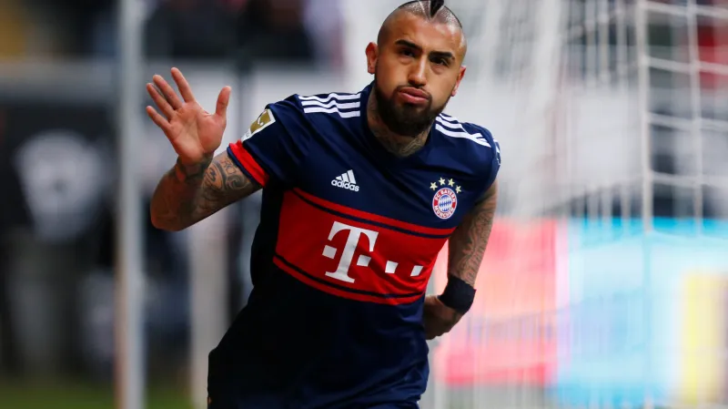 Arturo Vidal slaví gól do sítě Frankfurtu