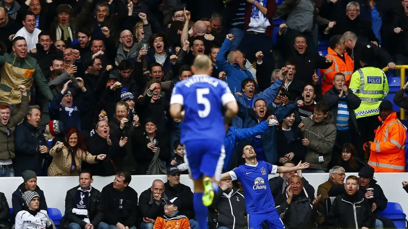 Kevin Mirallas a radující se fanoušci Evertonu