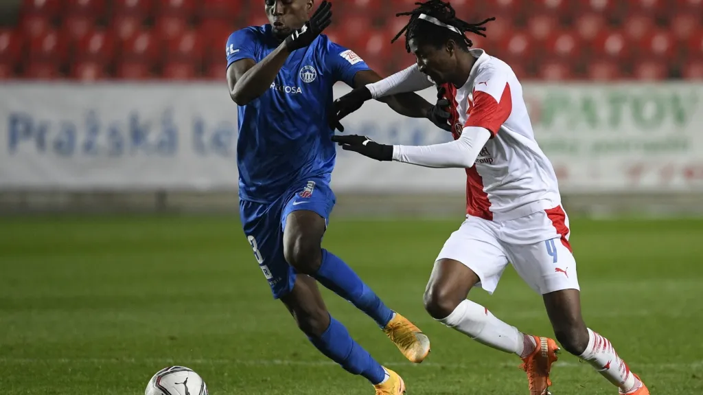 Liberecký Kamso Mara proti Peteru Olayinkovi ze Slavie