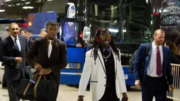 Příjezd hráčů před zápasem NFL