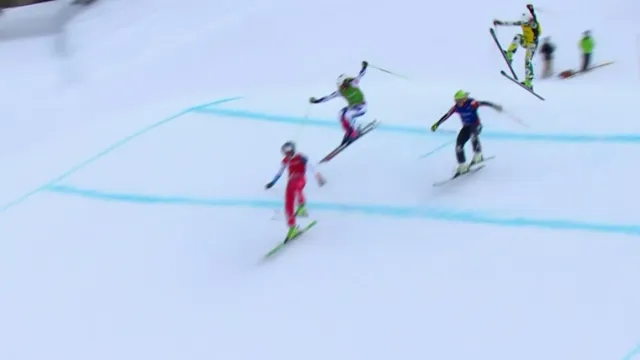 Jízda s pádem skikrosařky Nikol Kučerové v semifinále MS