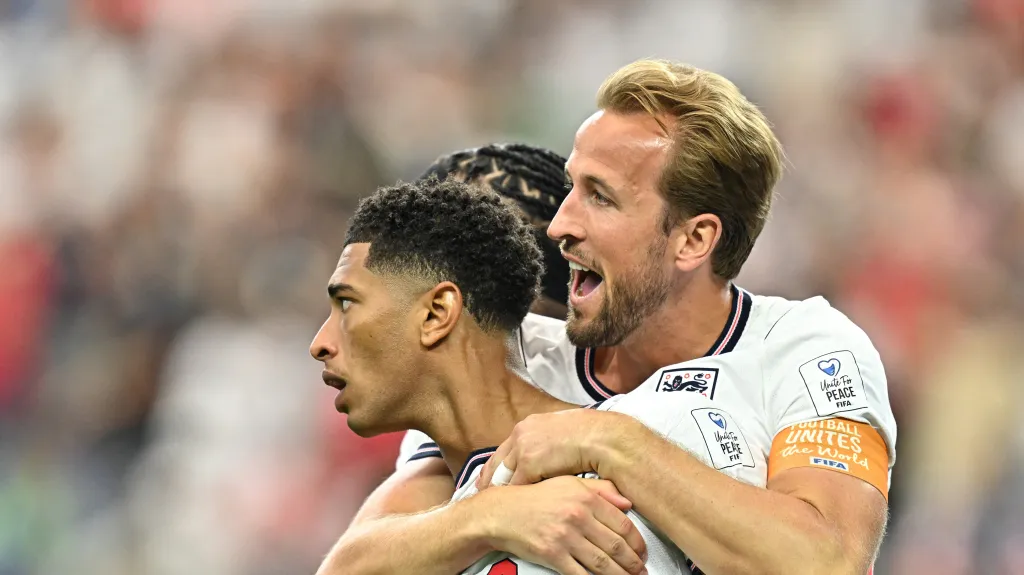 Jude Bellingham a Harry Kane slaví třetí gól Anglie proti Chorvatsku