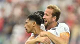 Jude Bellingham a Harry Kane slaví třetí gól Anglie proti Chorvatsku