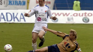 Zdeněk Pospěch z Baníku Ostrava (vlevo) v utkání proti Slavii Praha