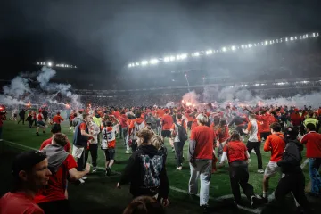 Fanoušci Slavie na hrací ploše Edenu