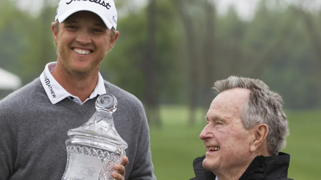 Slavící Matt Jones s trofejí pro vítěze