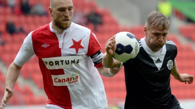 Martin Latka ze Slavie (vlevo) a Adam Varadi z Dynama