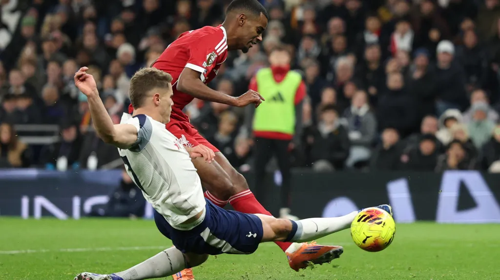 Alexander Isak z Liverpoolu dává gól Tottenhamu, při čemž se zranil