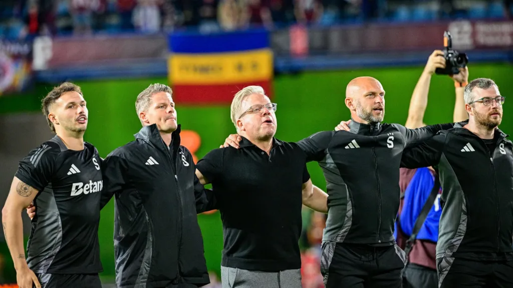 Lars Friis (uprostřed) oslavuje s realizačním týmem vítězství