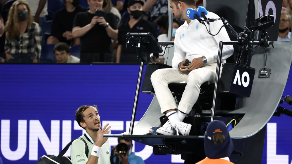 Daniil Medvěděv v debatě s rozhodčím Jaume Campistolem