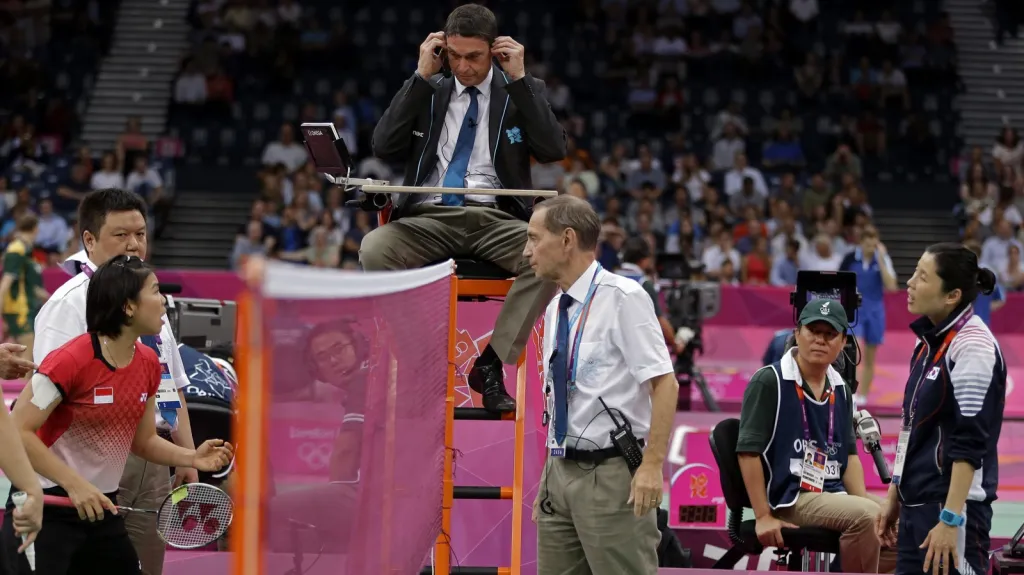 Indonéská badmintonistka v rozhovoru s rozhodčím 