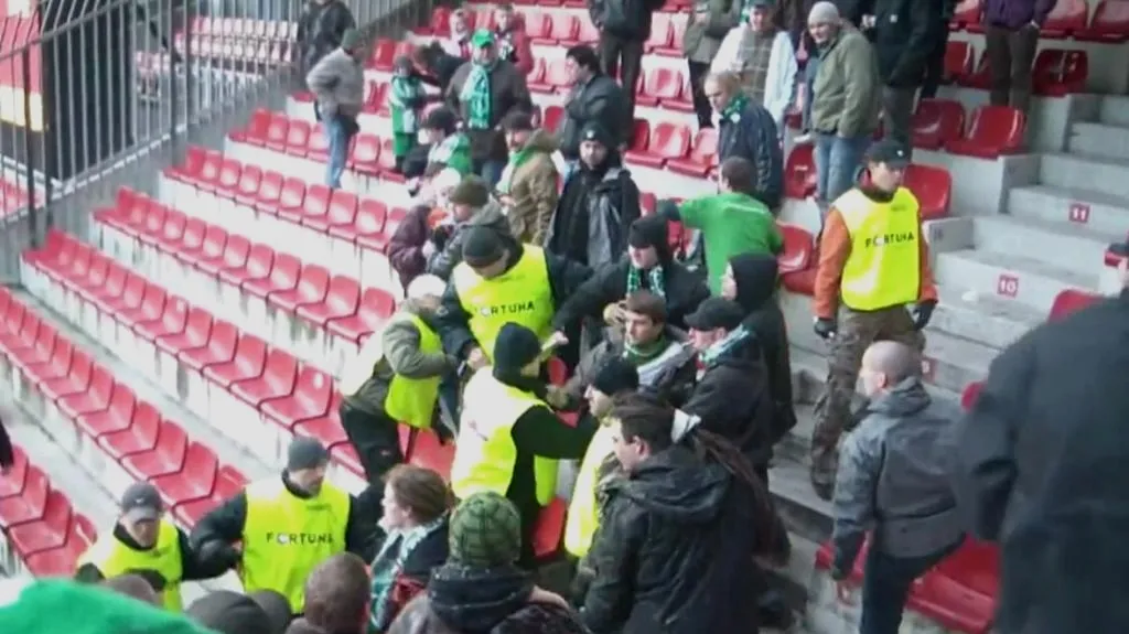 Střet fanoušků s pořadatelskou službou