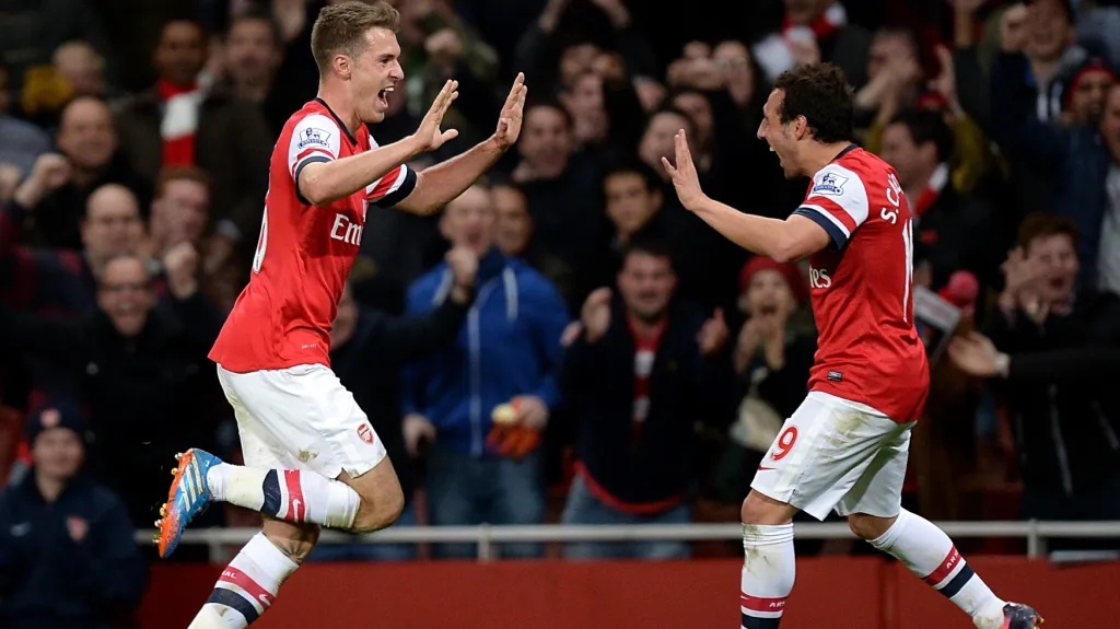 Slavící Aaron Ramsey a Santi Cazorla z Arsenalu