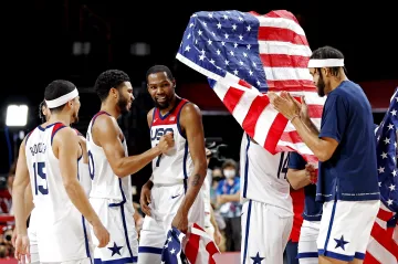 Američtí basketbalisté slaví olympijský triumf