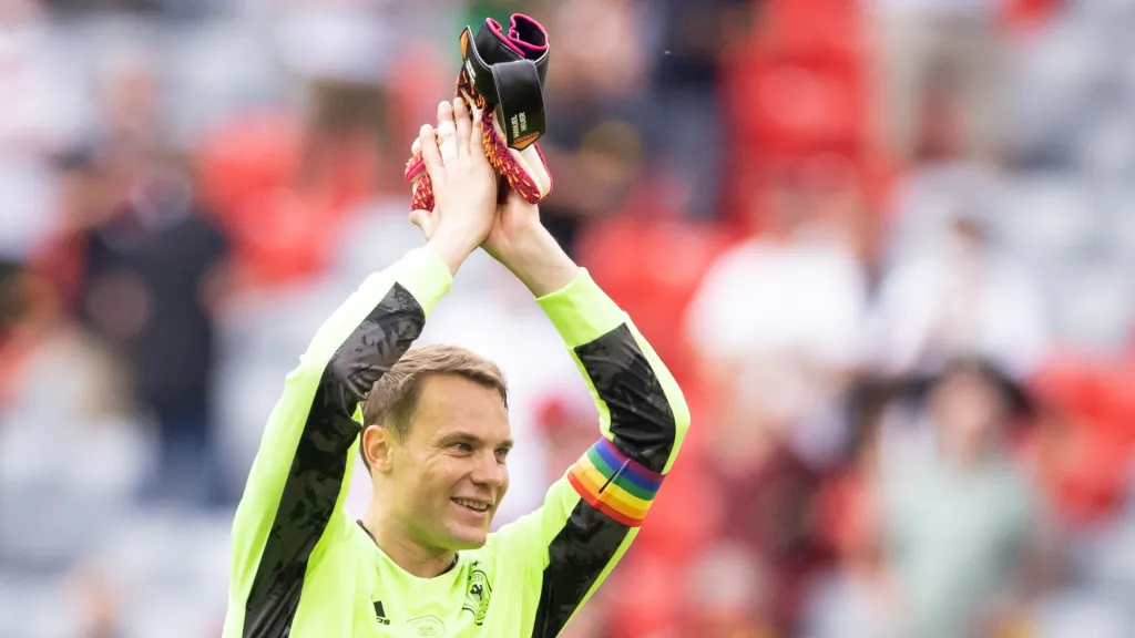 Manuel Neuer s kapitánskou páskou na podporu sexuálních menšin 