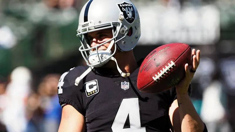 Quarterback Oaklandu Derek Carr