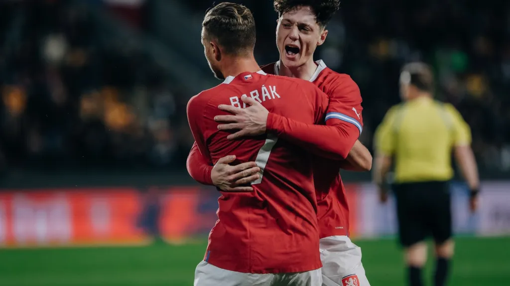 Ladislav Krejčí a Antonín Barák oslavují gól