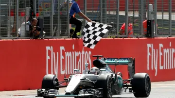 Lewis Hamilton projíždí cílem během Velké ceny Británie