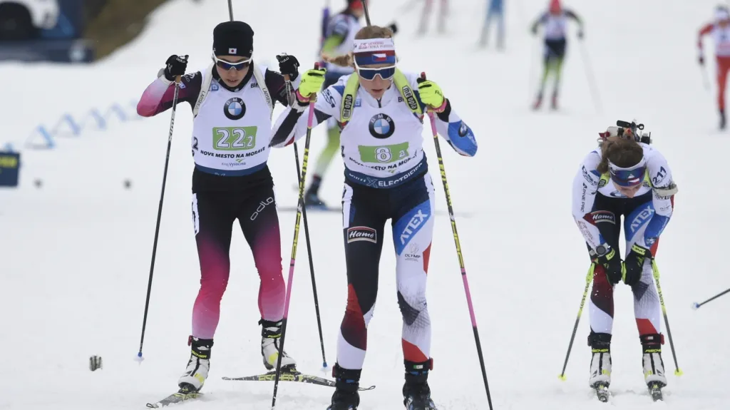 Markéta Davidová vyráží do svého úseku ve štafetě v Novém Městě na Moravě