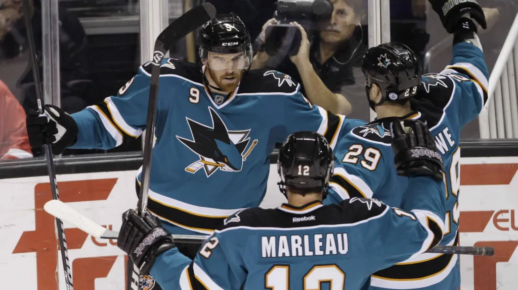 Martin Havlát se raduje se spoluhráči