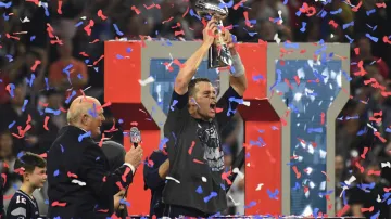 Tom Brady s trofejí pro vítěze Super Bowlu