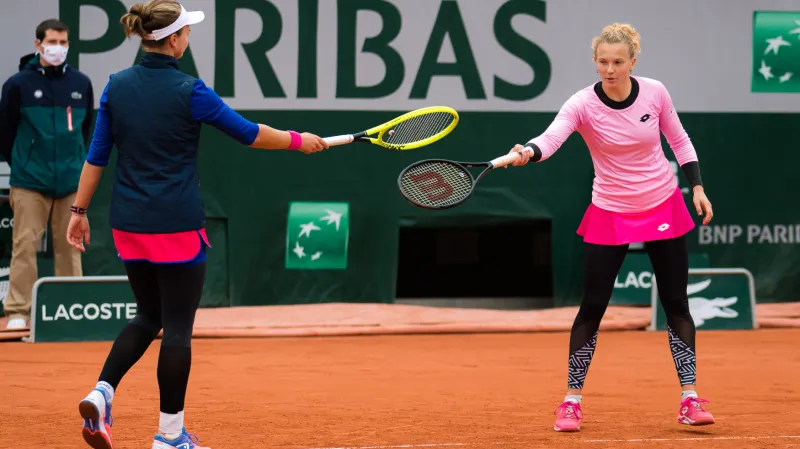Krejčíková se Siniakovou skončily v Paříži v deblu v semifinále