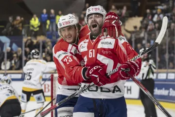 Hokejisté Pardubic Lukáš Sedlák a Martin Kaut