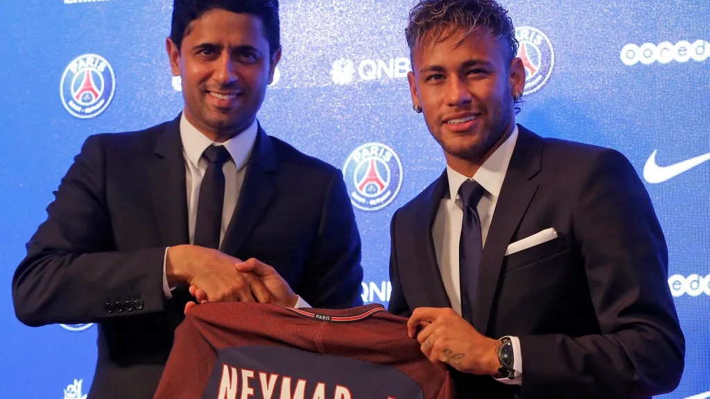Prezident PSG Násir Chelajfí (vlevo) společně s Brazilcem Neymarem