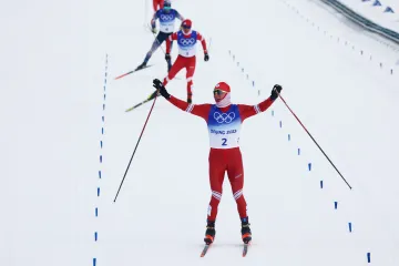 Alexandr Bolšunov se raduje z triumfu na olympijské trati 30 km