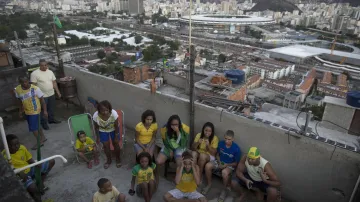 Fanoušci fotbalu ve slumu Mangueira