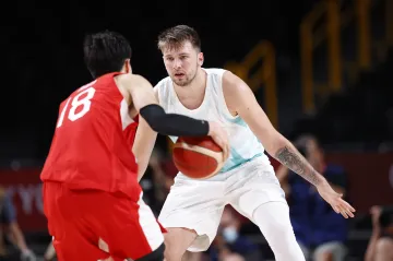 Slovinec Luka Dončič v utkání s Japonskem