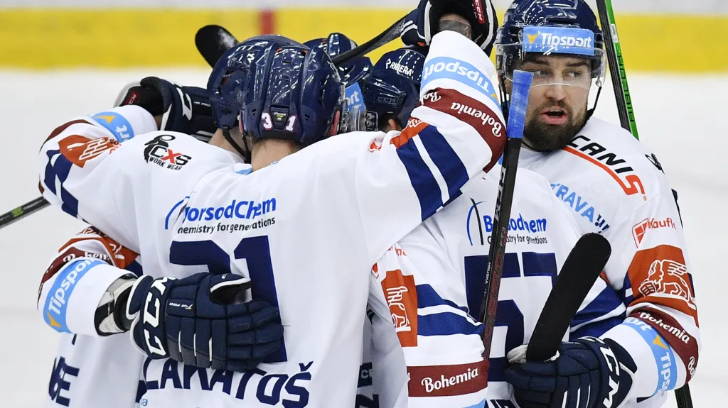 Lukáš Krenželok slaví s vítkovickými spoluhráči